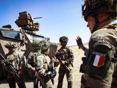 فرنسا تنسحب عسكريًا من غرب أفريقيا وتسعى لإيجاد بدائل للحفاظ على علاقاتها مع دول المنطقة
