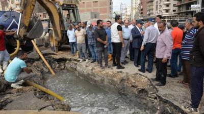  كسر خط مياه يجبر محافظ الدقهلية للانتقال إلى موقعه 