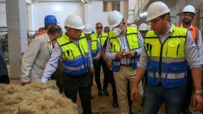وزير قطاع الأعمال يواصل جولاته ويتفقد مصانع شركة طنطا للكتان والزيوت