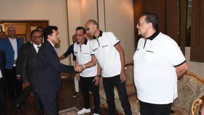قبل المشاركة في الأفروباسكت.. وزير الرياضة يلتقي منتخب مصر لكرة السلة بحضور عمرو مصيلحي