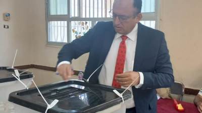 رئيس جامعة حلوان يدلي بصوته في انتخابات مجلس الشيوخ