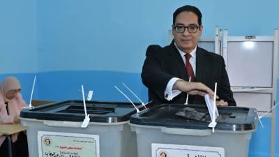 رئيس جامعة القاهرة يدلي بصوته في انتخابات مجلس الشيوخ 2025