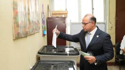 رئيس "الرقابة المالية" يُدلي بصوته في انتخابات مجلس الشيوخ