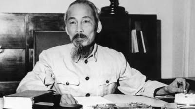 تعرف على أول زعيم مصري يزور بلد البطل التاريخي "هوتشي منه"