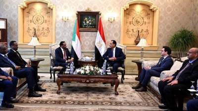 رئيس مجلس الوزراء يستقبل نظيره السوداني بمطار القاهرة الدولي