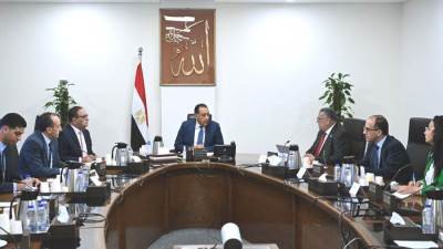 مدبولي يتابع مع رئيس اقتصادية المثلث الذهبي عددا من ملفات العمل