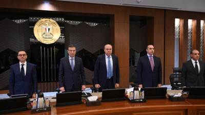 مجلس الوزراء يستهل اجتماعه بالوقوف دقيقة حداد على روح الدكتور علي المصيلحي