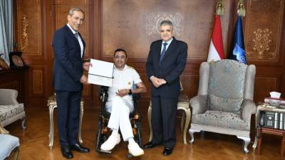 الفريق أسامة ربيع يكرم الربان ولاء حافظ ويهديه درع قناة السويس