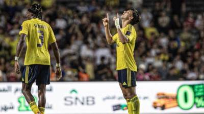 النصر بعشرة لاعبين يقصي الاتحاد ويتأهل لنهائي السوبر السعودي