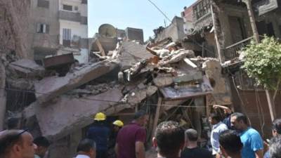 انهيار منزل بشارع مولد النبي بالزقازيق.. محافظ الشرقية يصل موقع الحادث