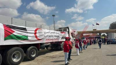 الهلال الأحمر المصري يدفع 180 شاحنة تحمل نحو 4400 طن مساعدات عاجلة عبر قافلة «زاد العزة» الـ 20 إلى غزة