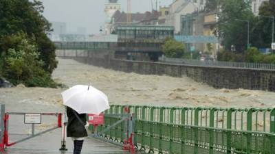 الطقس السيئ يضرب وسط وشمال إيطاليا مصحوبة بفيضانات وأمطار غزيرة وعواصف رعدية