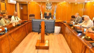 محافظ أسيوط يلتقي المزارعين لمناقشة تعظيم الاستفادة من الأراضي الصحراوية وزيادة الرقعة الزراعية