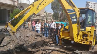 بالصور.. محافظ الغربية يتابع ميدانيًا أعمال إصلاح كسر خط مياه بحي أول طنطا