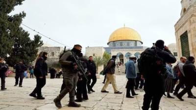 مستوطنون إسرائيليون يقتحمون باحات المسجد الأقصى