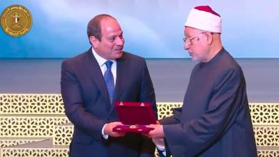 الرئيس السيسي يمنح عددًا من علماء الأزهر والأوقاف وسام العلوم والفنون