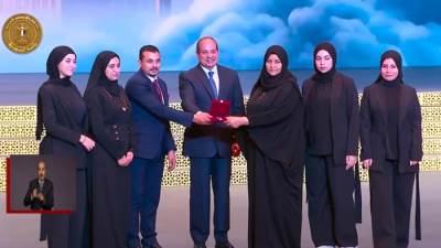 الرئيس السيسي يكرم أسرة شهيد الشهامة خالد شوقي ويسلمهم نوط الاستحقاق من الطبقة الأولى