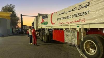 قافلة المساعدات الـ 30 "زاد العزة" تدخل إلى الفلسطينيين بقطاع غزة