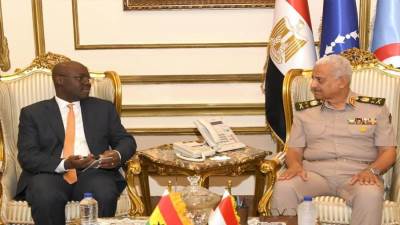  القائد العام للقوات المسلحة يلتقى القائم بأعمال وزير الدفاع لجمهورية غانا