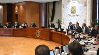 رئيس الوزراء يجتمع برؤساء ومسؤولي المجالس التصديرية