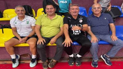 استقبال حافل لطارق محروس في ظهوره بعد شفائه خلال زيارته معسكر منتخب اليد