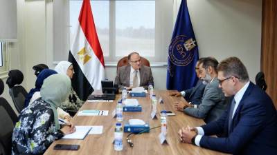 رئيس هيئة الدواء يبحث مع ممثلي جهاز الدمغة الطبية دعم الصناعة الوطنية