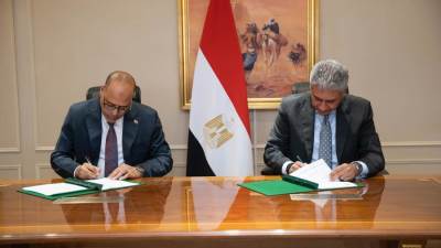 وزيرا السياحة والآثار والعمل يوقعان بروتوكول تعاون بشأن شروط وضوابط الترخيص لوحدات الإقامة الفندقية