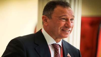 قرار أسطورة الأهلي يشعل مواقع التواصل.. وانقسام بين محبي القلعة الحمراء