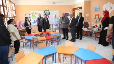 محافظ بني سويف يتفقد الفصول والمعامل.. ويؤكد: الأنشطة الطلابية جزء أساسي من المنظومة التعليمية