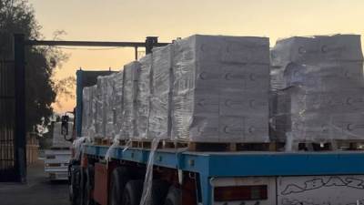  الهلال الأحمر يدفع بأكثر من 122 ألف سلة غذائية عبر قافلة «زاد العزة» الـ 38 إلى غزة