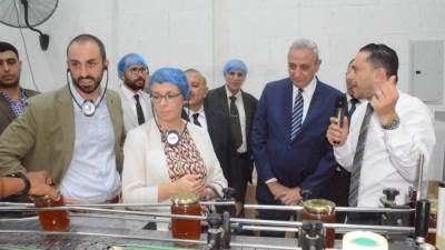 بالصور.. محافظ الغربية ووفد الاتحاد الأوروبي يراجعان تكتل صناعة العسل فى قرية " شبشير الحصة"