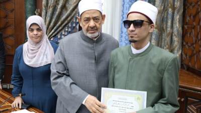 الإمام الأكبر يكرِّم الطلاب الأوائل في حفظ «الخريدة البهية» ويؤكد اعتزاز الأزهر برسالته