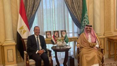 وزير الخارجية يجري مباحثات مع نظيره السعودي لتعزيز التعاون الثنائي وبحث التطورات الإقليمية