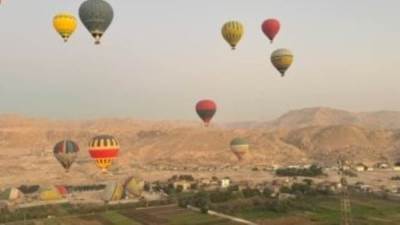 42 رحلة بالون طائر تقل 850 سائحًا في سماء الأقصر