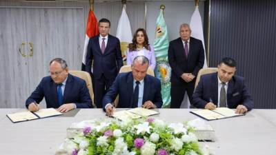 وزيرا الزراعة والتنمية المحلية ومحافظ الوادي الجديد يشهدون توقيع بروتوكول لإنشاء أول مركز لإنتاج الحرير الطبيعي بالخارجة