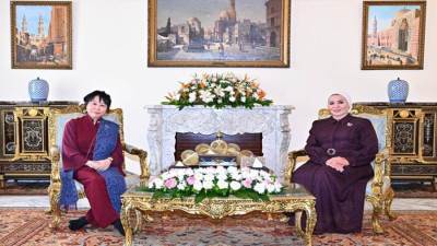 قرينة الرئيس السيسي ترحب بحرم رئيس سنغافورة في بلدها الثاني مصر