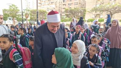 رئيس قطاع المعاهد الأزهرية يتفقد مجمع مدينة نصر في أول أيام العام الدراسي الجديد