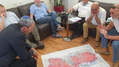 اليمين الإسرائيلي في حالة ذعر: وفد طارئ إلى نيويورك للضغط على نتنياهو قبل لقائه ترامب