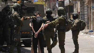 الاحتلال الإسرائيلي يحتجز أكثر من 20 شابًا ويعتقل آخر شمال رام الله