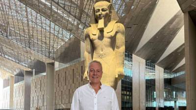 رئيس الاتحاد الإسباني لكرة اليد يزور المتحف الكبير على هامش بطولة العالم للأندية