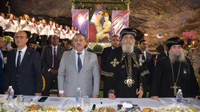 محافظ أسيوط والبابا تواضروس الثاني يحضران "أمسية مصر".. رسالة محبة وسلام من قلب الصعيد 