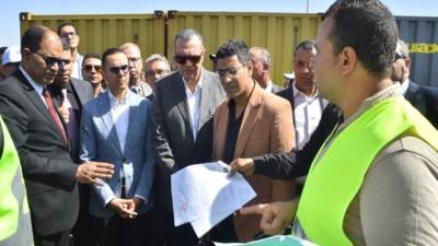 وزير الاستثمار يتفقد ميناء العين السخنة ويتابع سير العمل بمنظومة الفحص المشترك