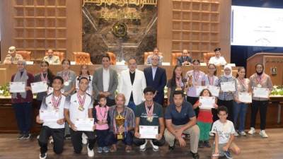 محافظ أسيوط يكرم أبطال السباحة بعد فوزهم بالمركز الأول في بطولة الصعيد لمراكز الشباب