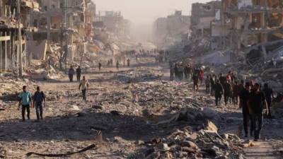 بالصور| عائدون.. غزّيون يروون تفاصيل عودتهم إلى أنقاض منازلهم 