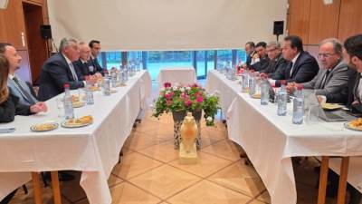  وزير الصحة يبحث مع شركة عالمية تعزيز التعاون لتطوير المنظومة الصحية