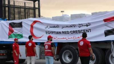 الهلال الأحمر المصري: قافلة "زاد العزة" الـ 49 تشمل 400 شاحنة وتحمل 9 آلاف طن مساعدات للفلسطينيين