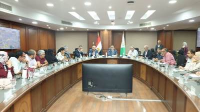 محافظ الجيزة يناقش نسب التنفيذ بعدد من المشروعات الجارية