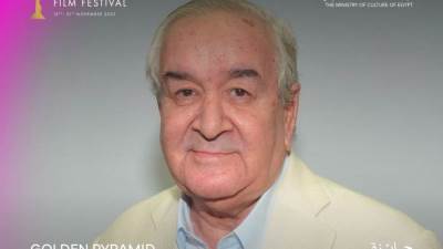 القاهرة السينمائي يعلن تكريم المخرج محمد عبد العزيز بالهرم الذهبي