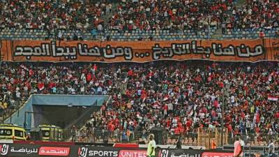 دموع وفخر في المدرجات.. الجماهير المصرية تكرم حسن شحاتة وتحتفل بالتأهل للمونديال