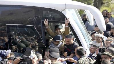 "وفا": الاحتلال الإسرائيلي يفرج عن الدفعة الثانية من الأسرى الفلسطينيين